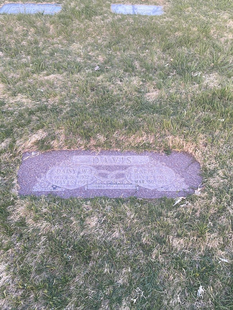Daisy W. Davis's grave. Photo 1