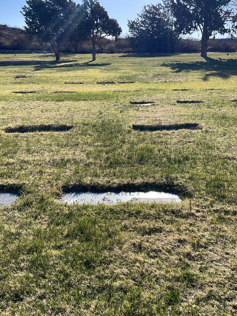 Leroy Mahl's grave. Photo 1