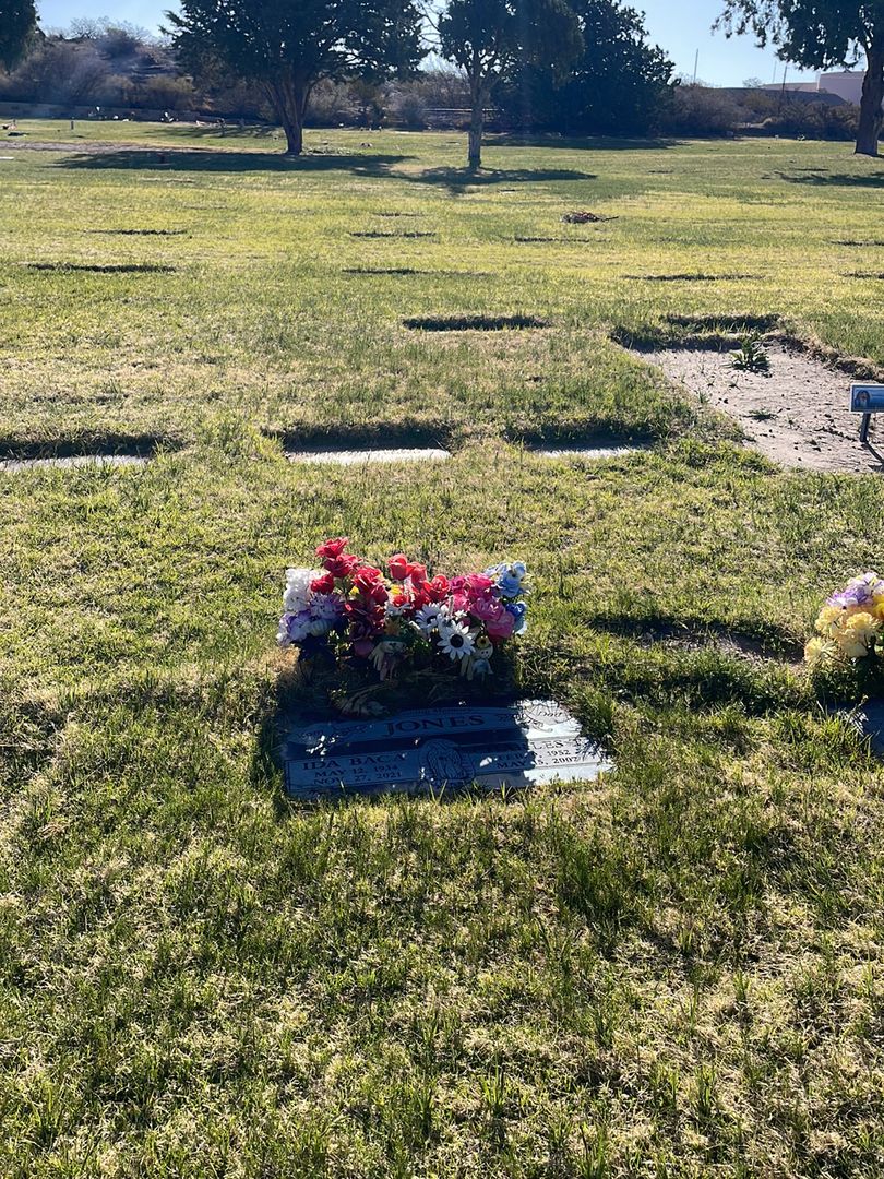Ida Baca Jones's grave. Photo 1
