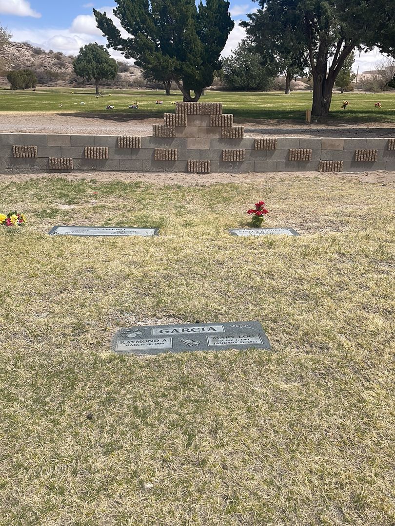 Mary Lou Garcia's grave. Photo 1