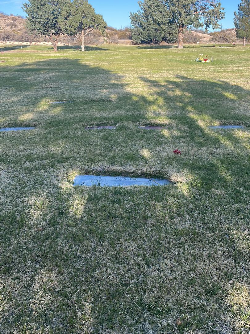 Glenn D. Daves's grave. Photo 1