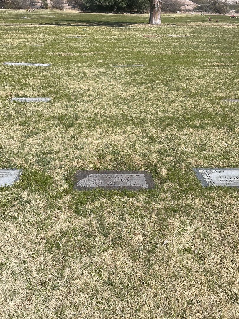 Dominica P. Tapia's grave. Photo 1