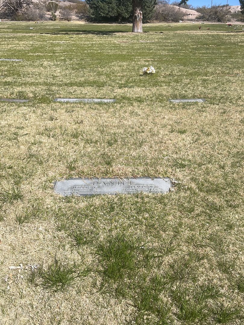 Lewis W. Daniel's grave. Photo 1