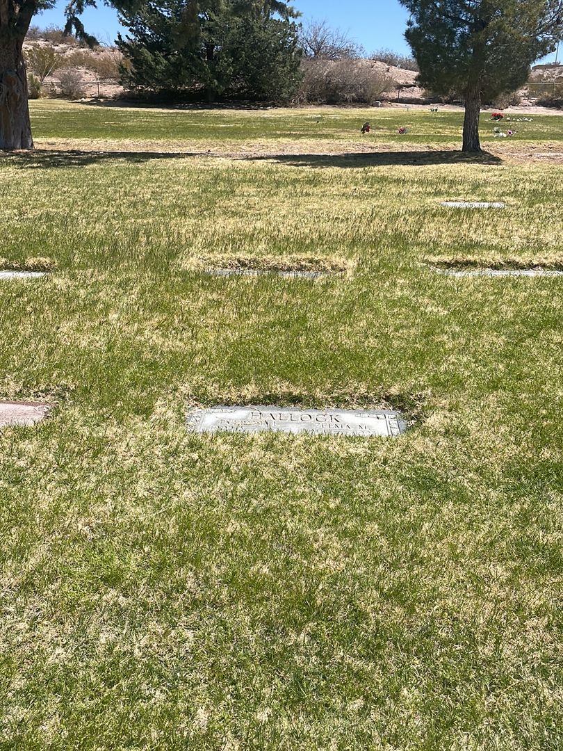 Everitt L. Hallock's grave. Photo 1