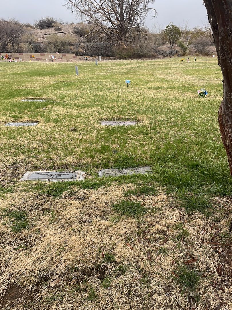 Reymundo S. Padilla's grave. Photo 1