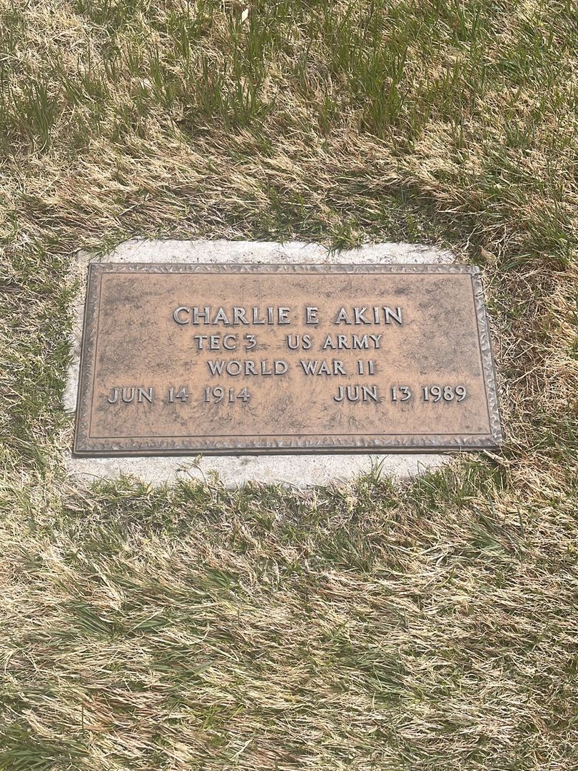 Charlie E. Akin's grave. Photo 1