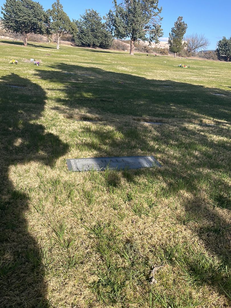 Ida Opal L. Hall's grave. Photo 1