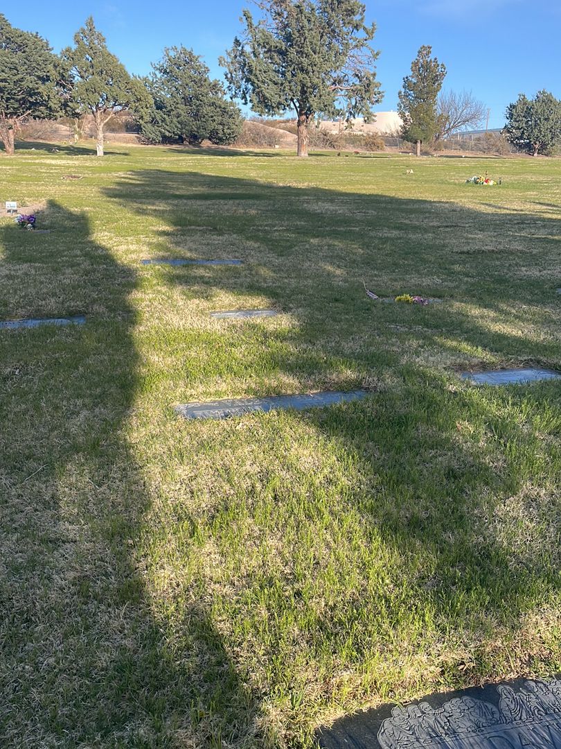 Mary P. Valenzuela's grave. Photo 1