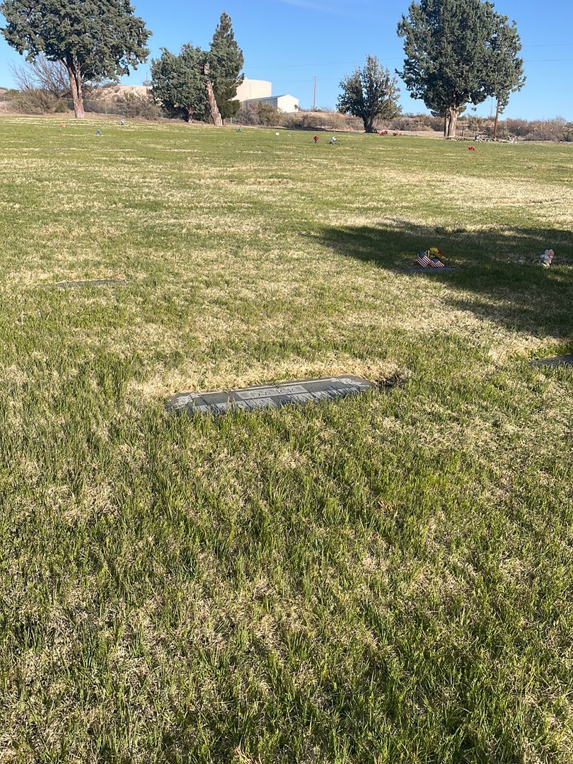 Elmer E. Darr's grave. Photo 1